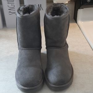 Grey Ugg boots sz 6